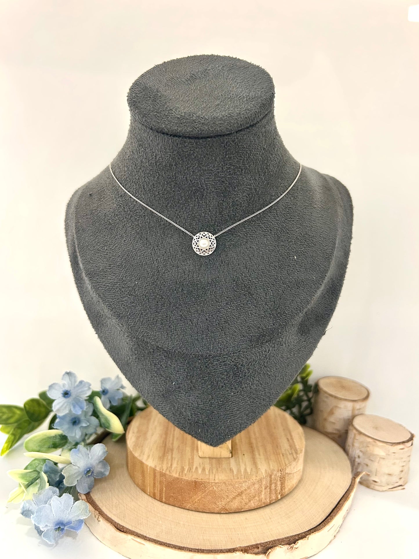 10k Gold Round Heart Detailed Fresh Water Pearl Necklace