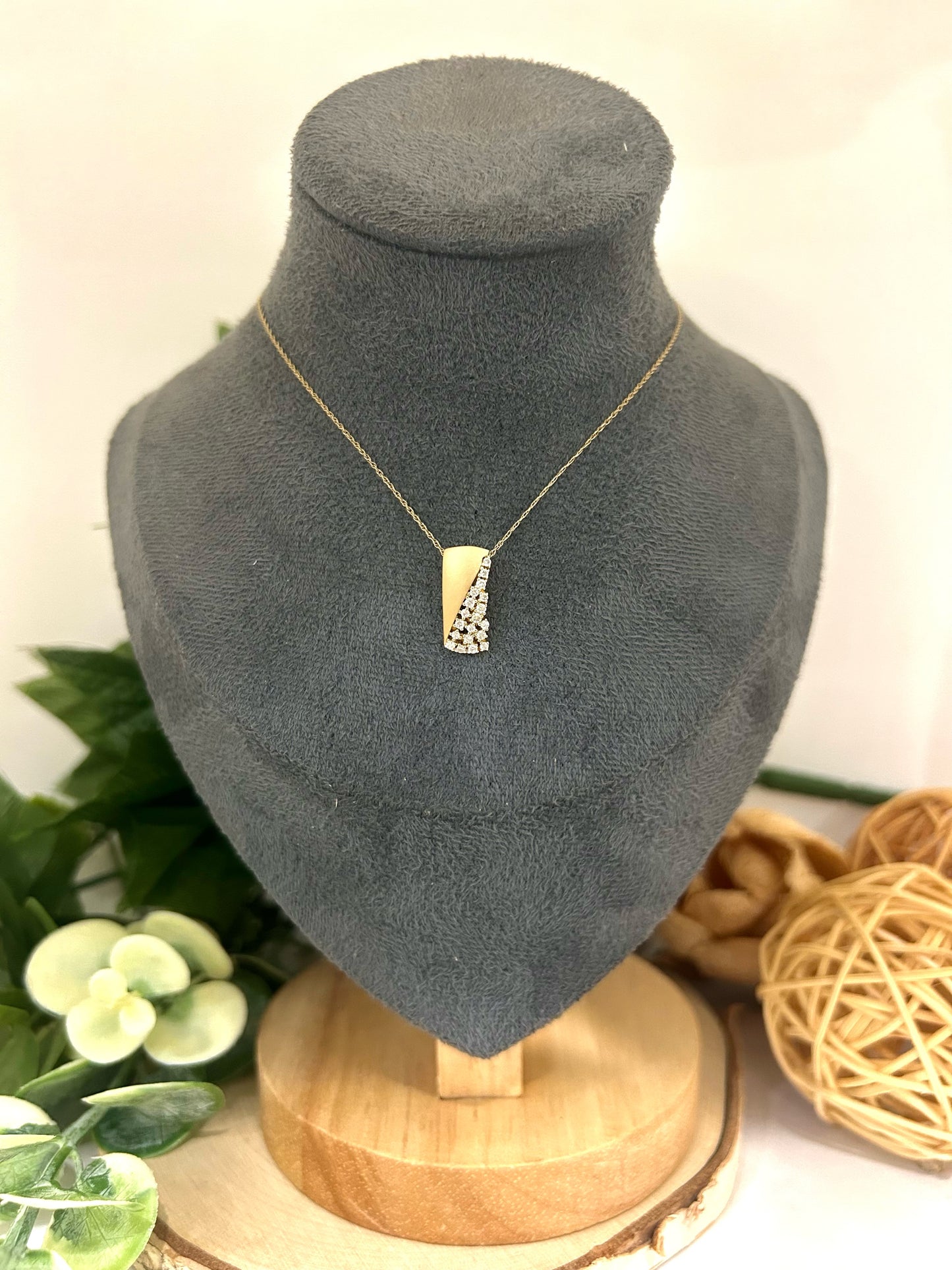 14k Yellow Gold 0.23ctw Diamond Multiple Stone Brush Pendant
