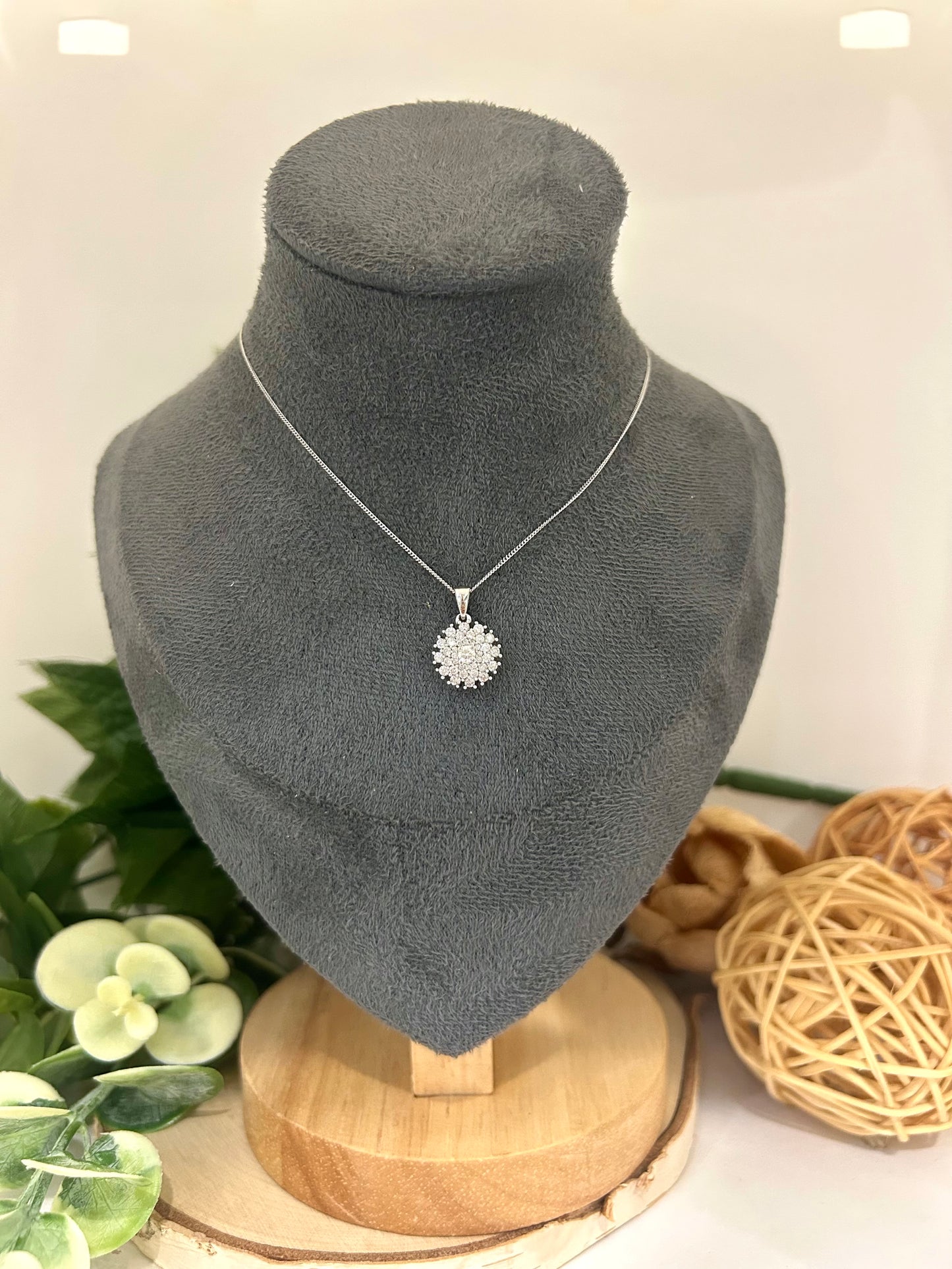 10k White Gold 0.42ctw Diamond Round Cluster Pendant