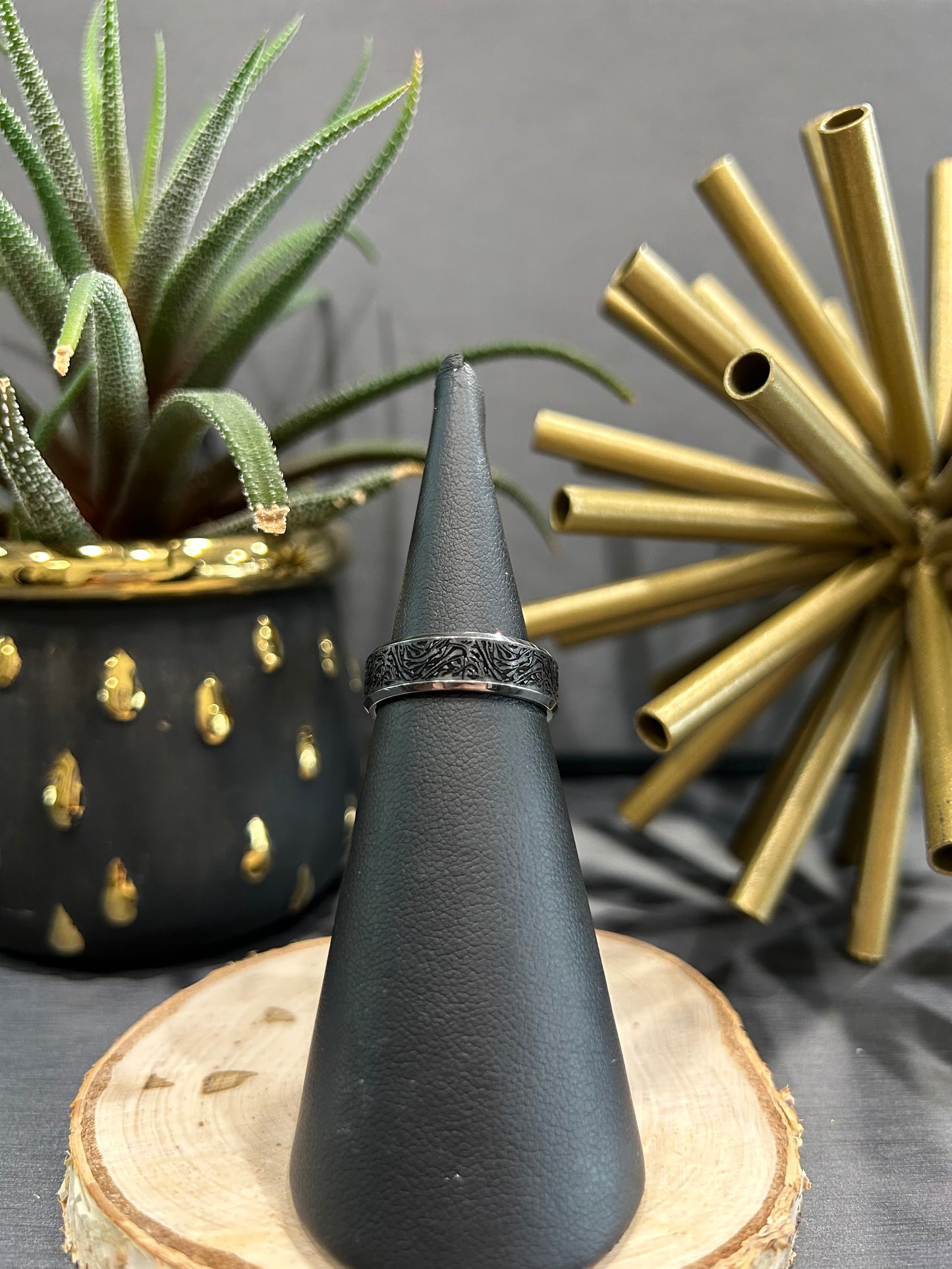 Tantalum 7mm Black Carbon Fiber Wood Design Malo Band