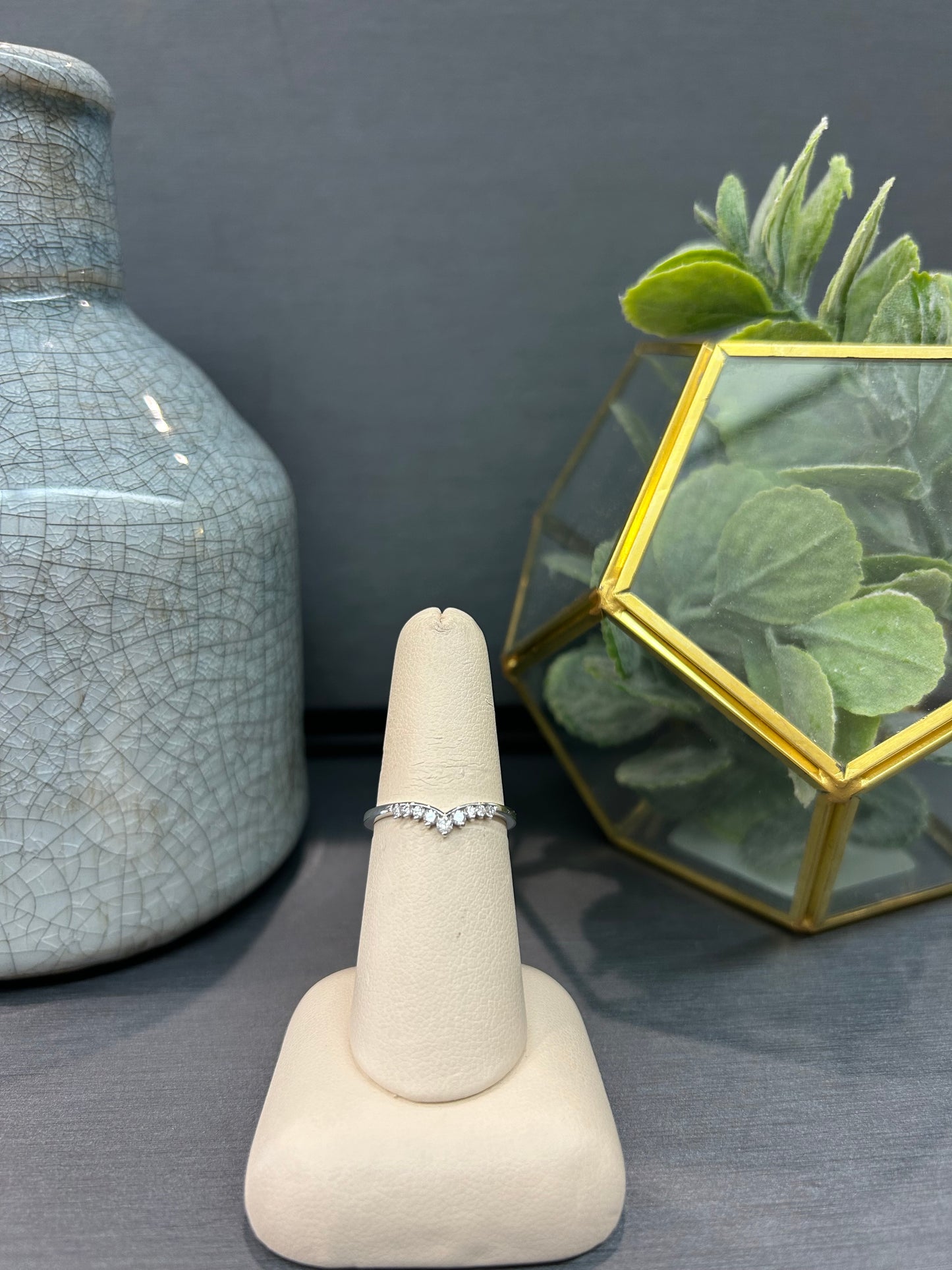 10k Gold 0.15ctw Diamond Gradual Stone "V" Band