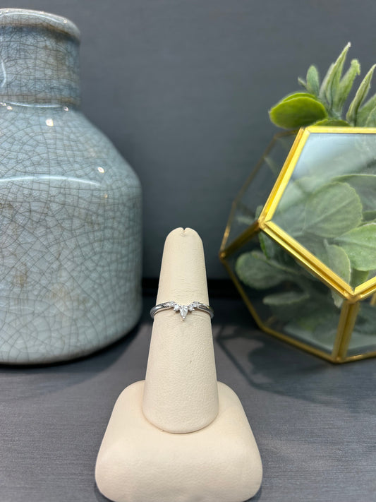 10k Gold 0.15ctw Diamond Pear Center "V" Band