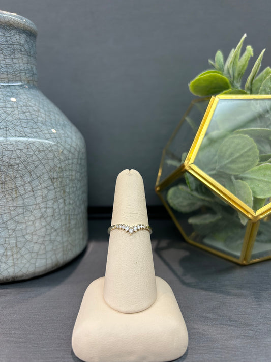 10k Gold 0.15ctw Diamond Gradual Stone "V" Band