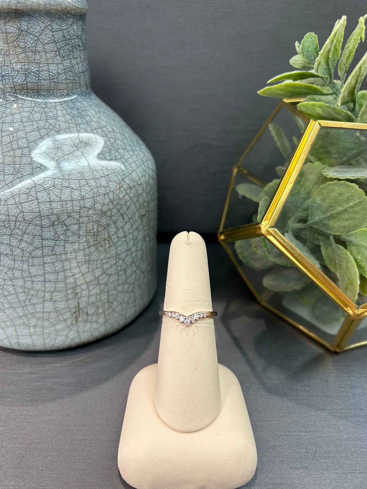 10k Gold 0.15ctw Diamond Gradual Stone "V" Band