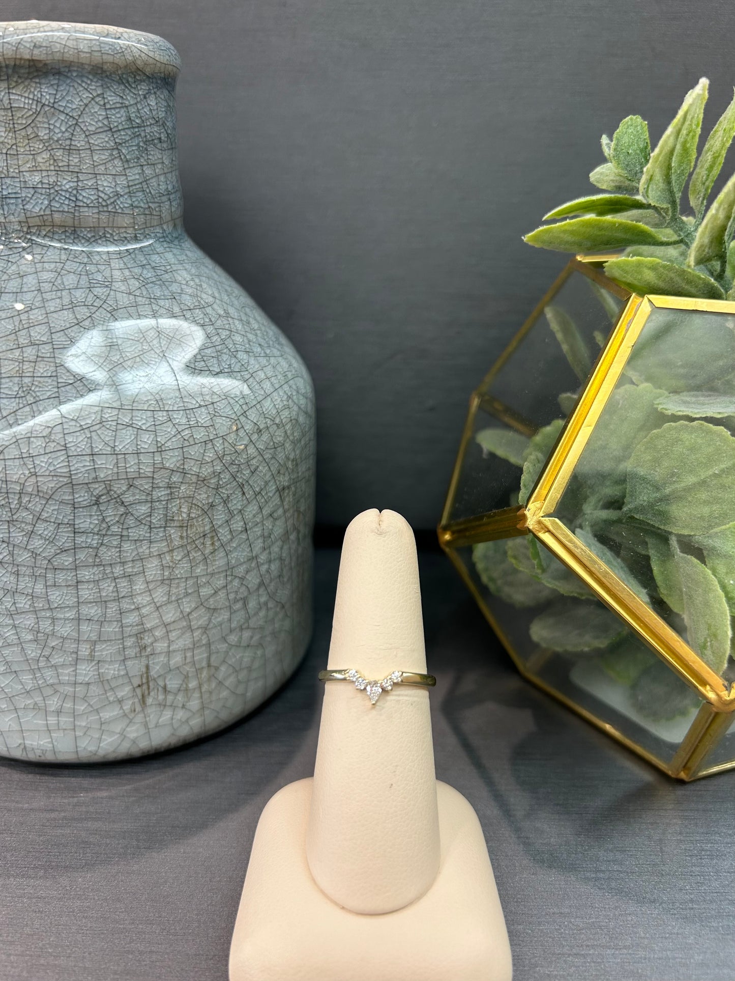 10k Gold 0.15ctw Diamond Pear Center "V" Band