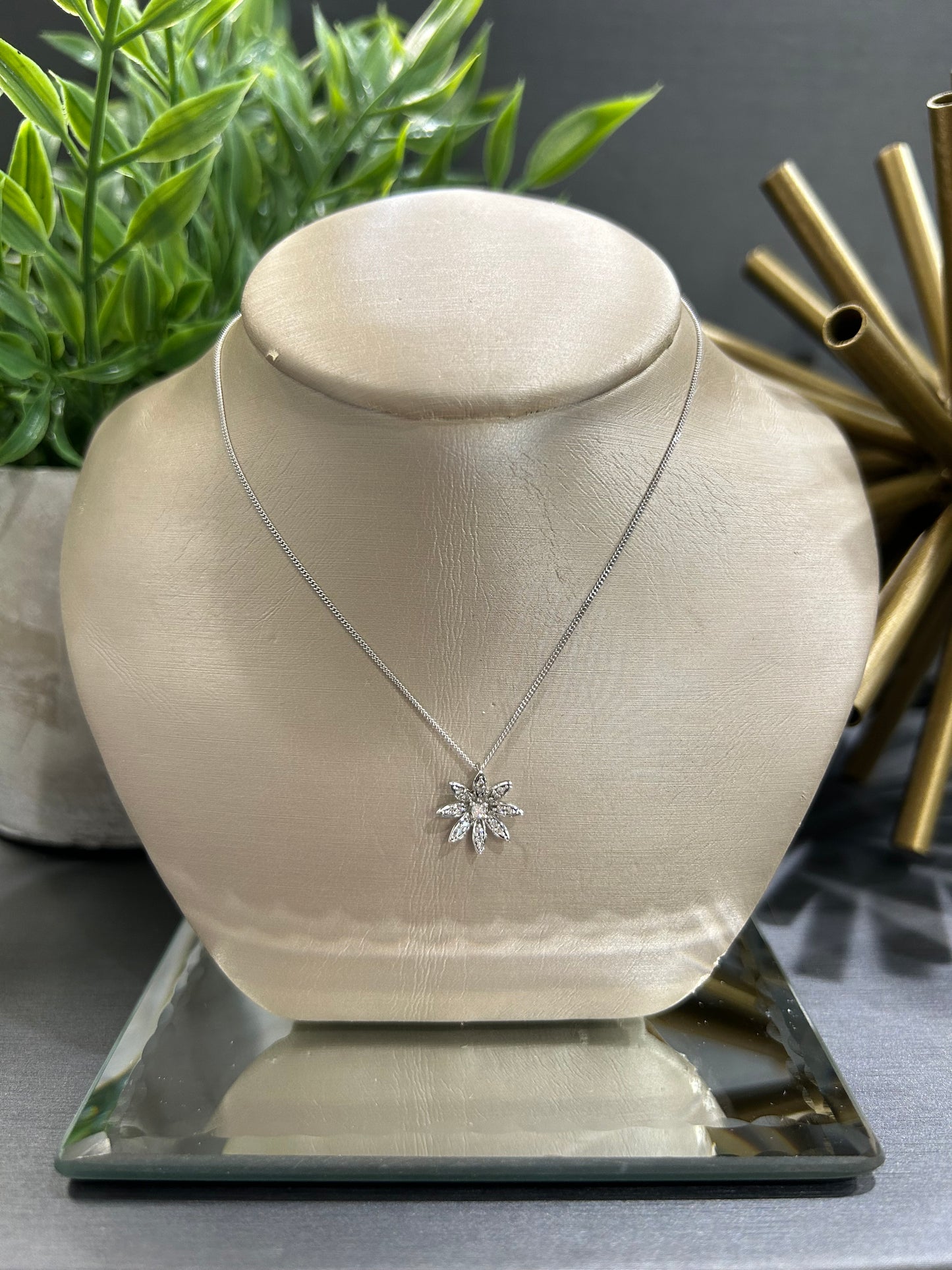 10k White Gold 0.03ct Diamond Flower Pendant