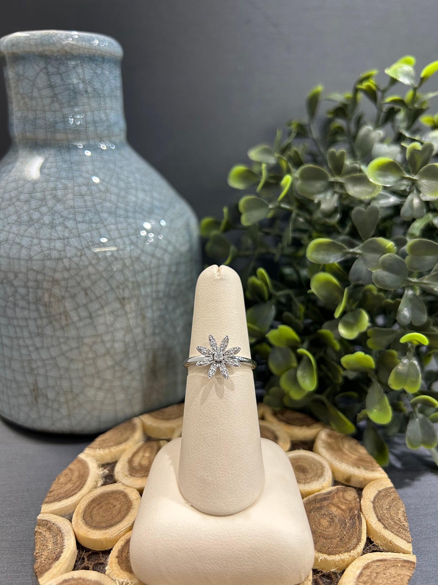 10k White Gold 0.03ct Diamond Flower Ring