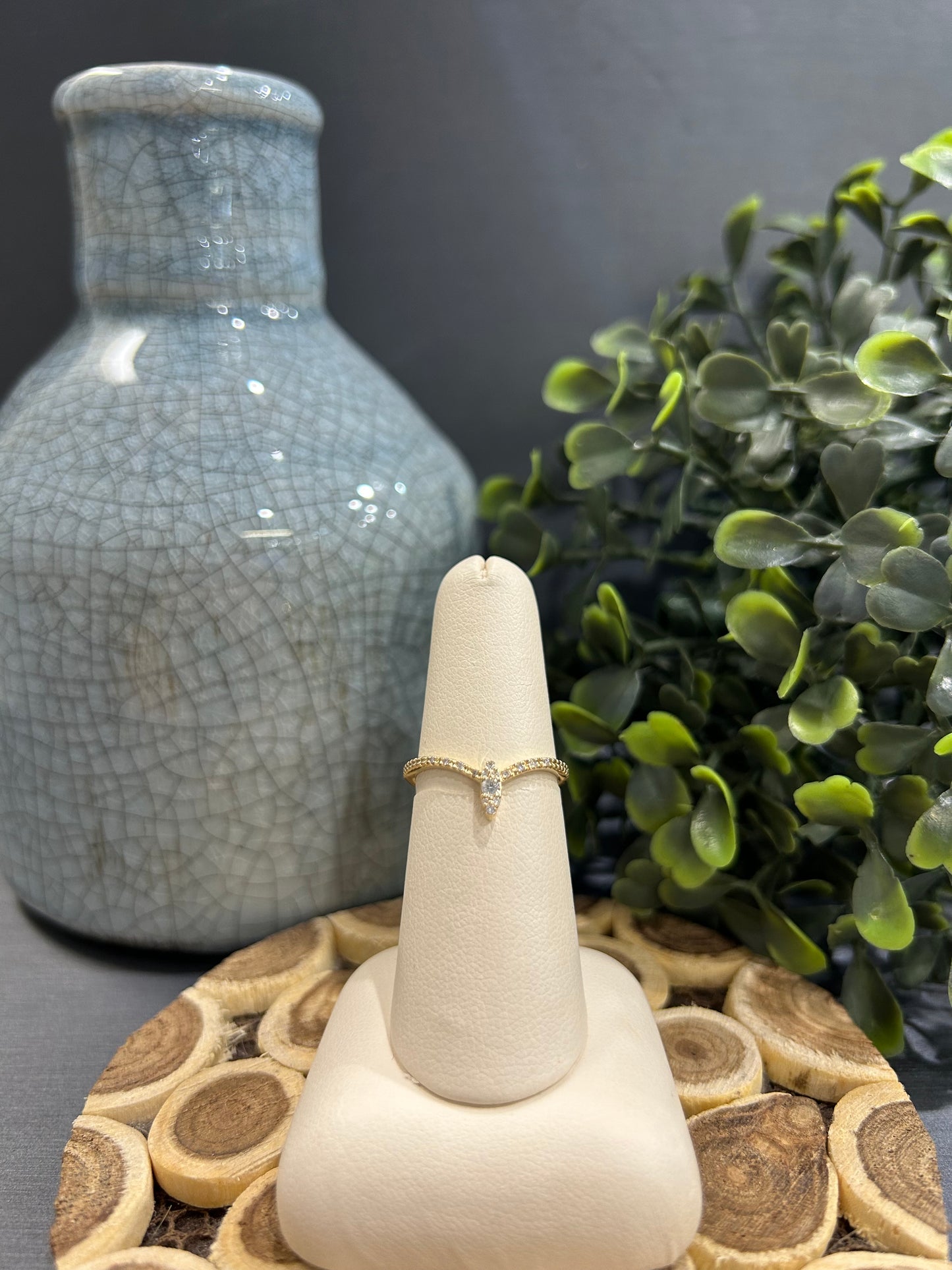 10k Yellow Gold 0.03ctw Diamond Oval ''V'' Band