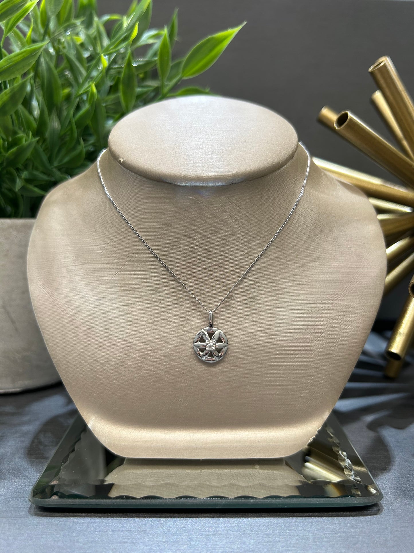 10k White Gold 0.04ct Diamond Flower Disc Pendant