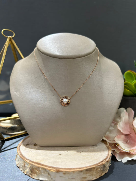 10k Gold Round Heart Detailed Pearl Necklace