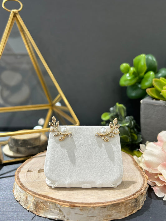 10k Gold 0.04ctw Diamond Pearl Crawler Stud Earrings