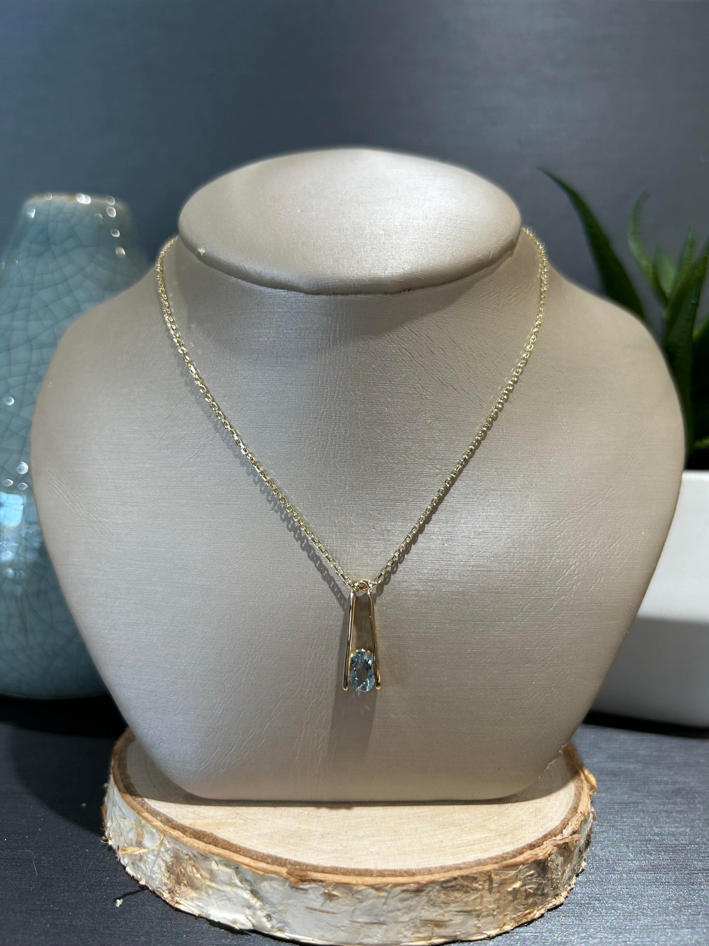 14k Yellow Gold Oval Aquamarine Pressure Set Pendant