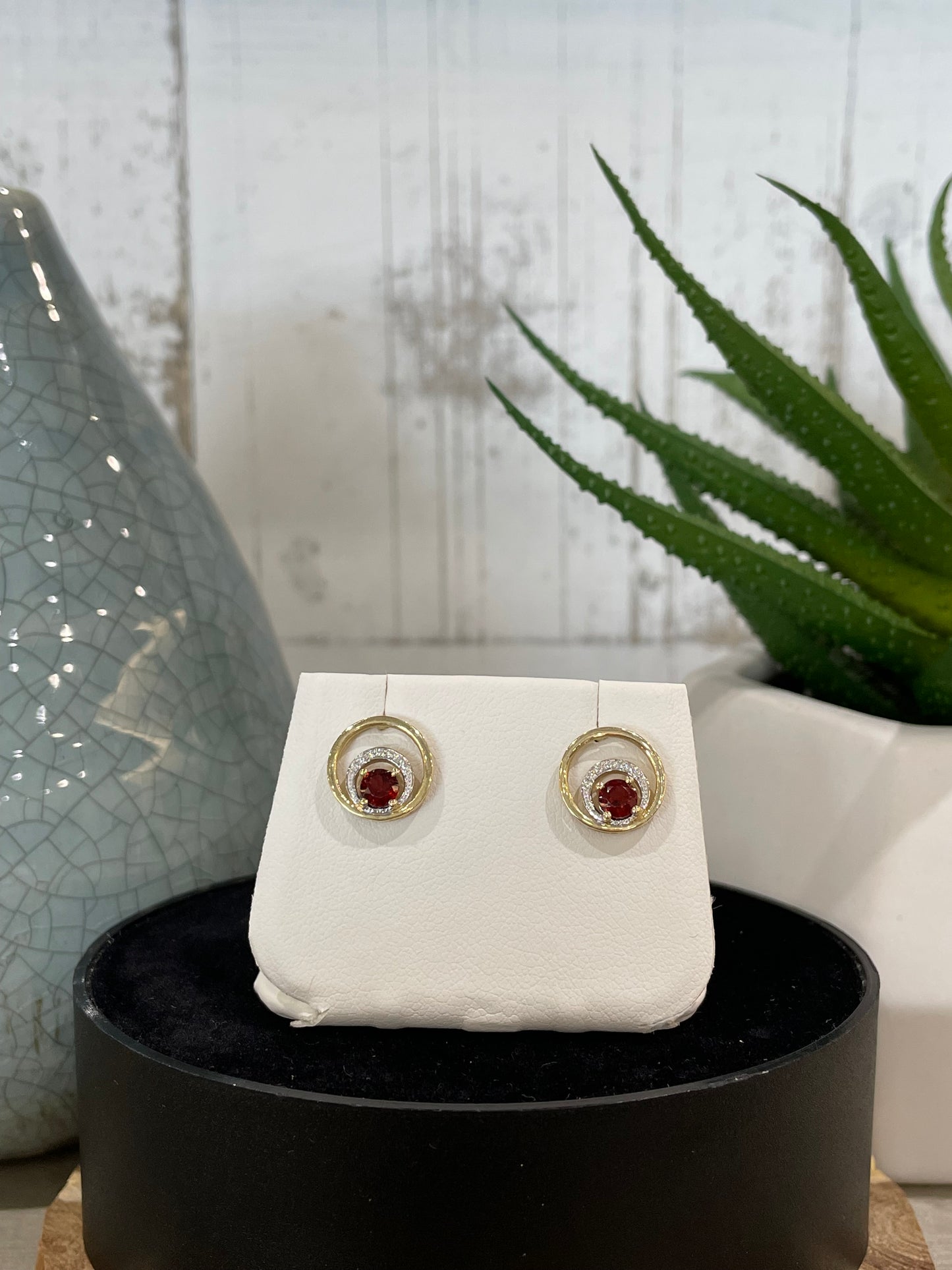 10k Yellow Gold Circle Garnet Stud Earrings