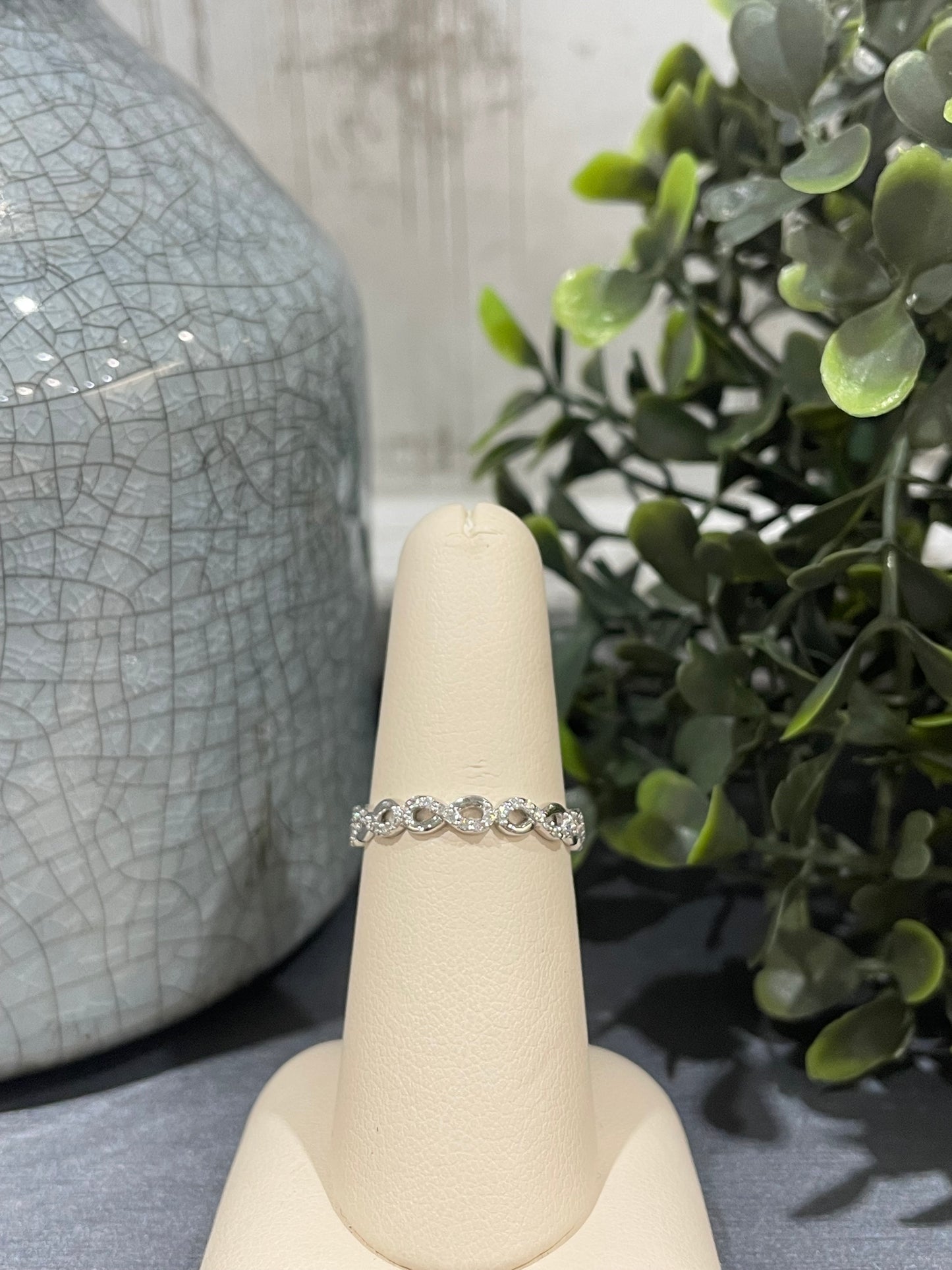 10k Gold 0.15ctw Diamond Infinity Style Band