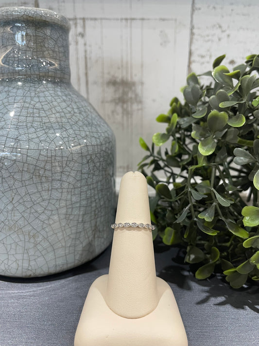 10k Gold 0.07ctw Diamond Oval Band