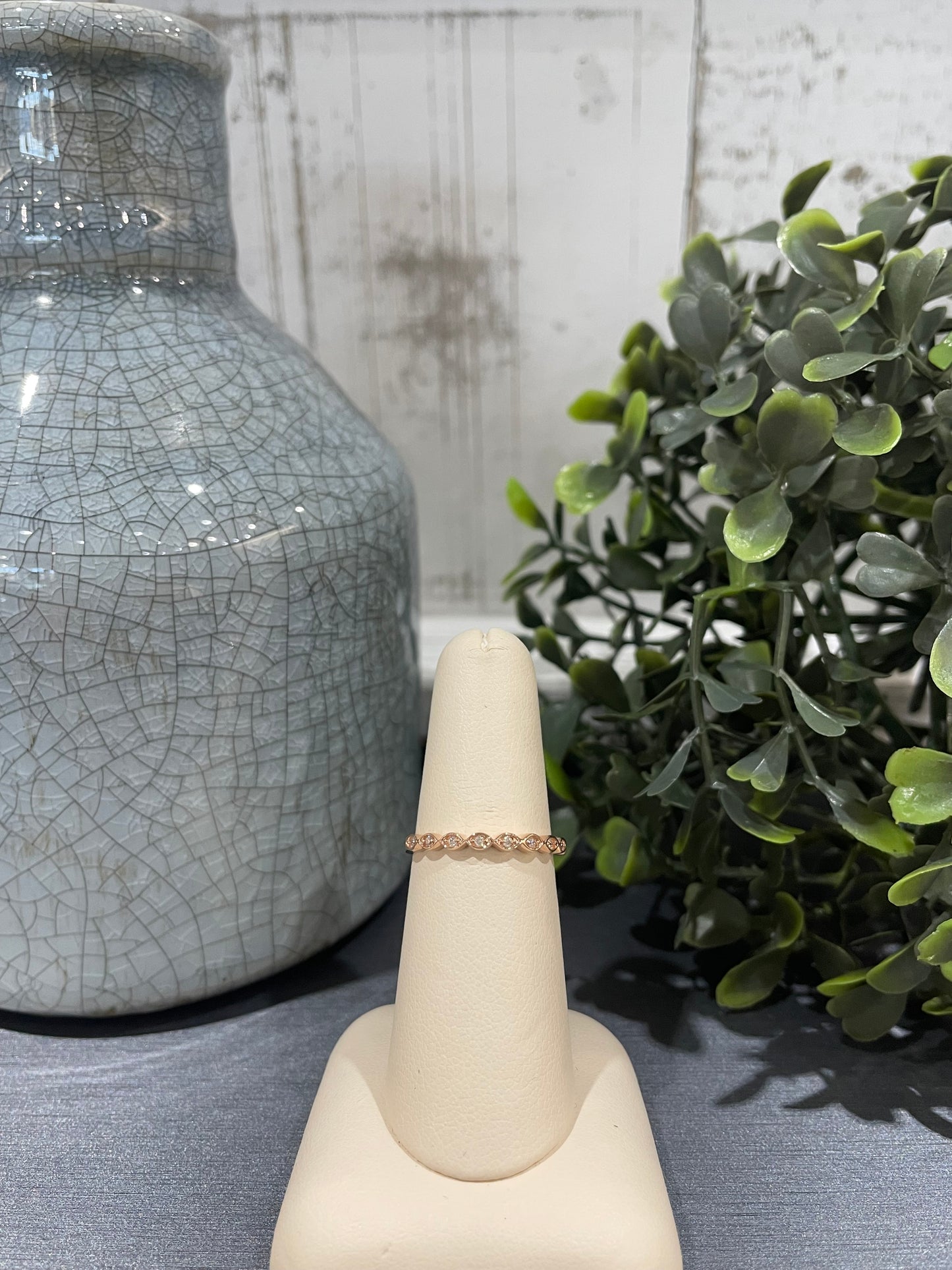 10k Gold 0.07ctw Diamond Oval Band
