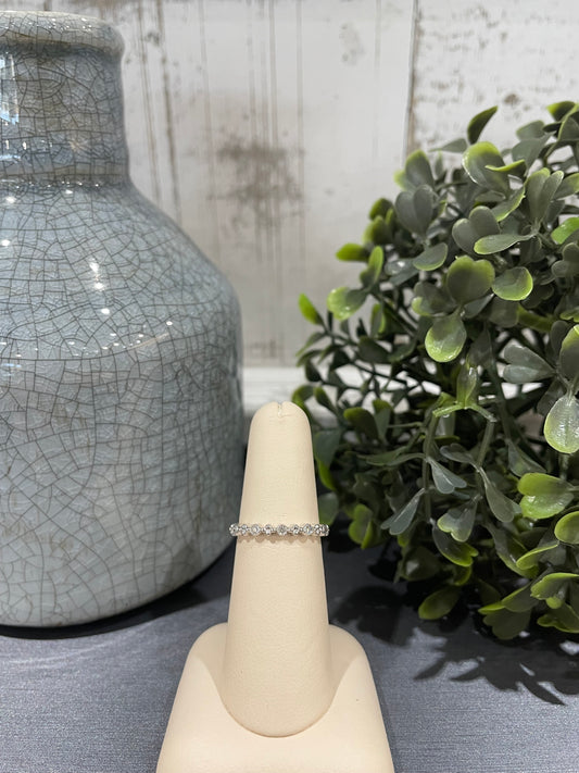 10k Gold 0.075ctw Diamond Round Pattern Band