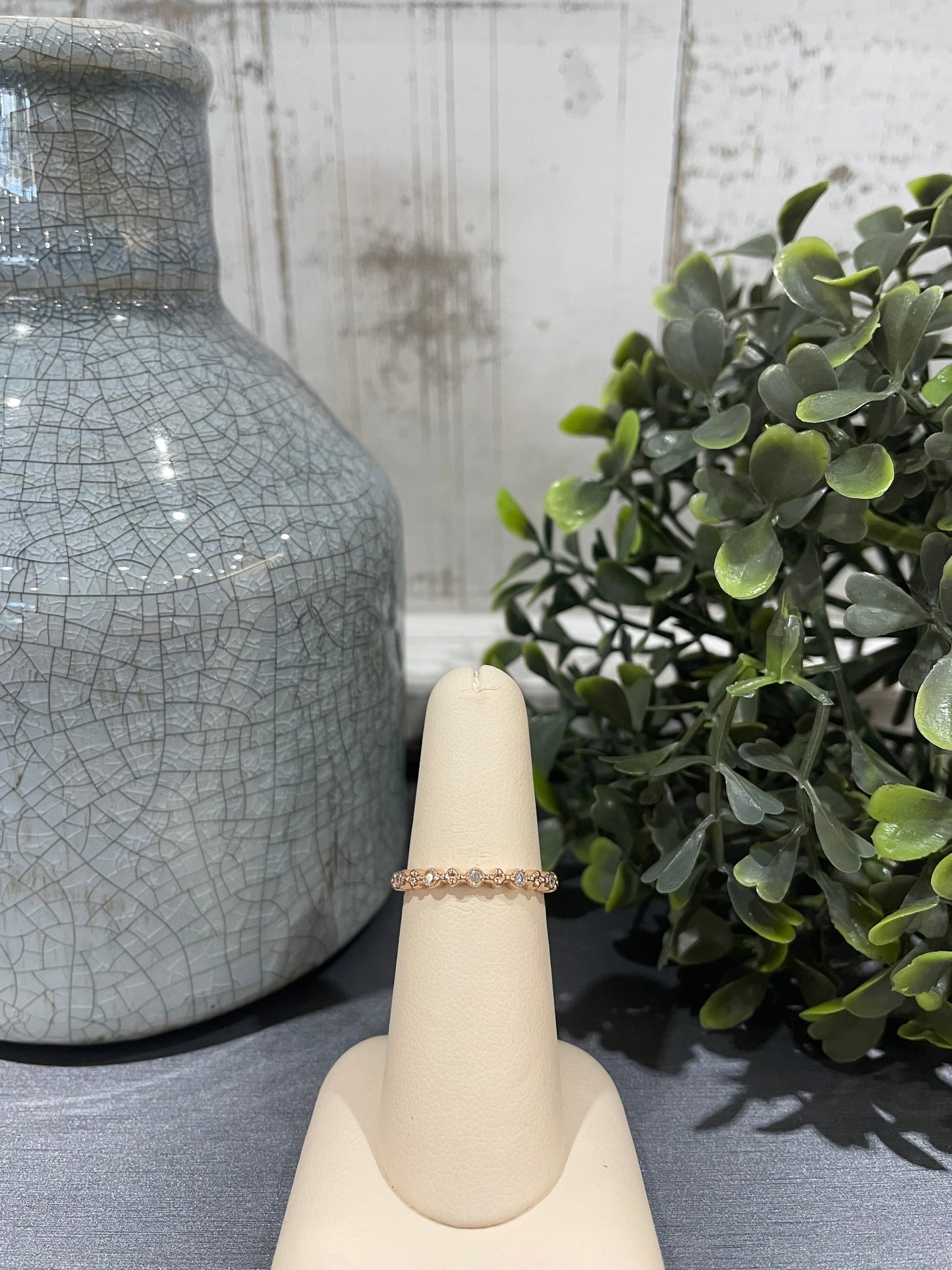 10k Gold 0.075ctw Diamond Round Pattern Band