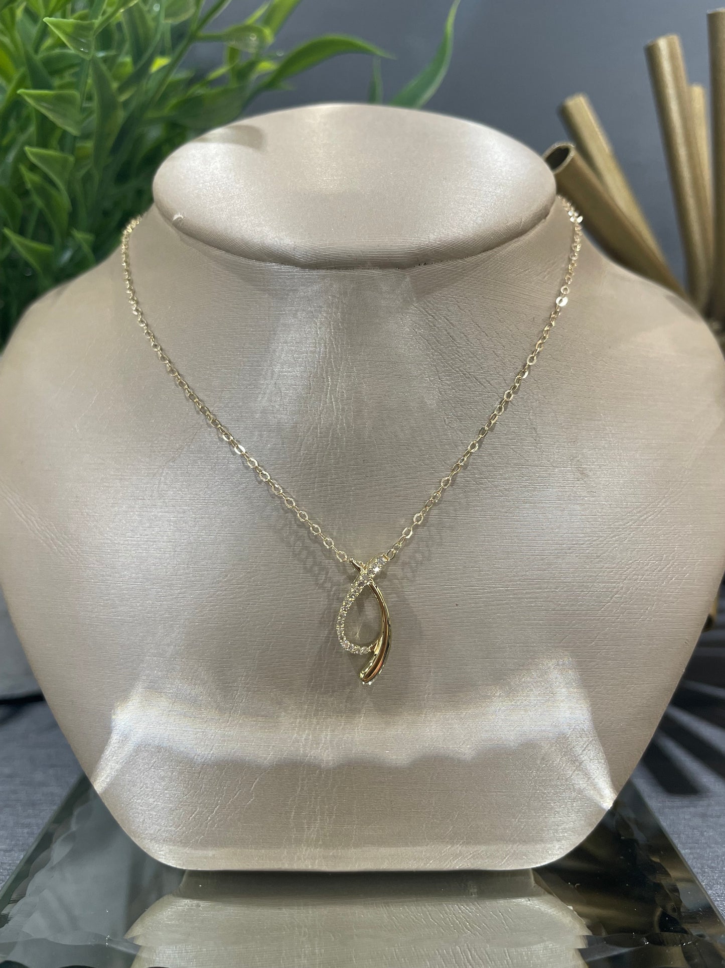 10k Yellow Gold 0.05ctw Diamond Criss-Cross Round Pendant