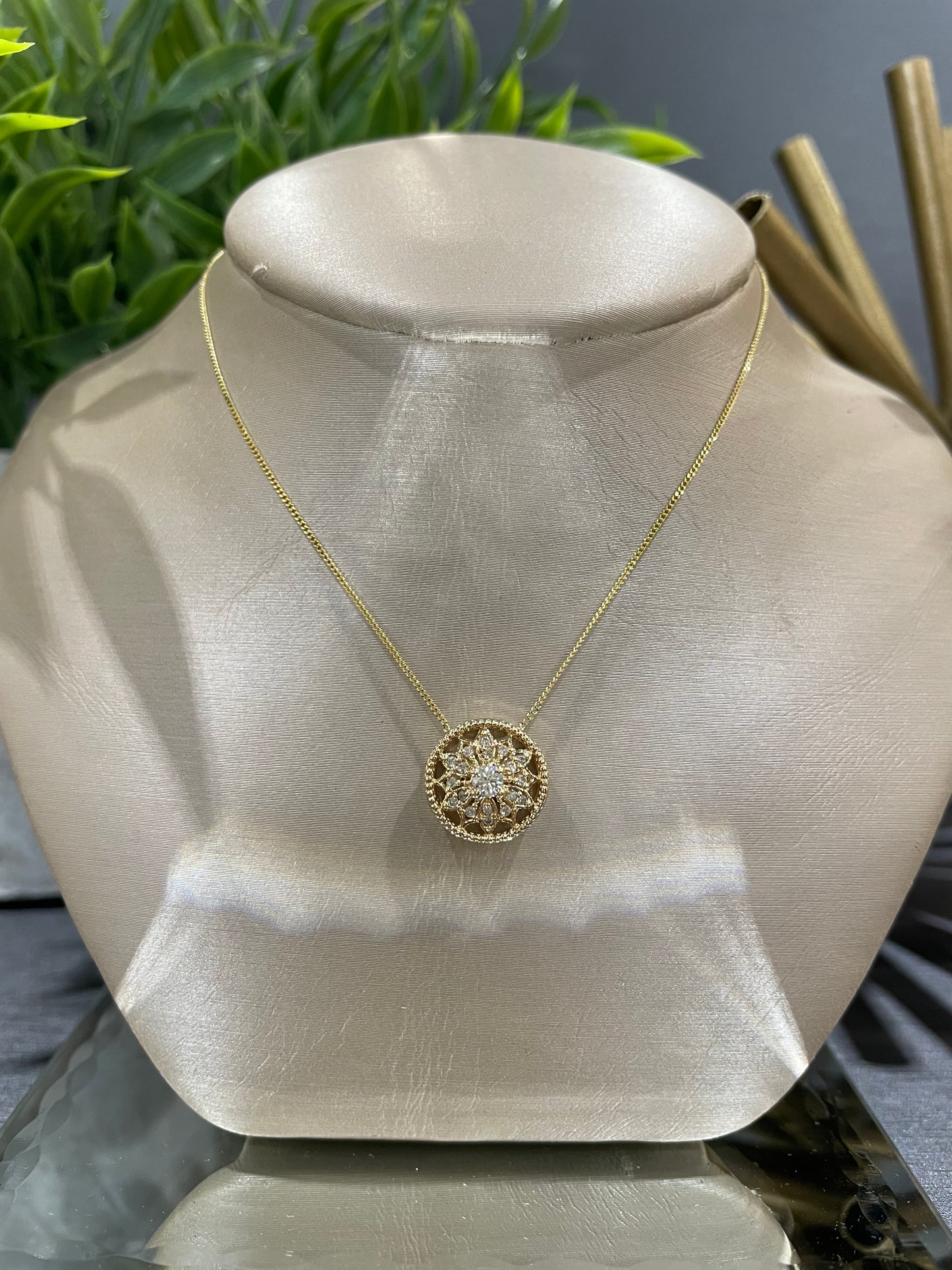 10k Yellow Gold 0.19ctw Diamond Flower Disc Necklace