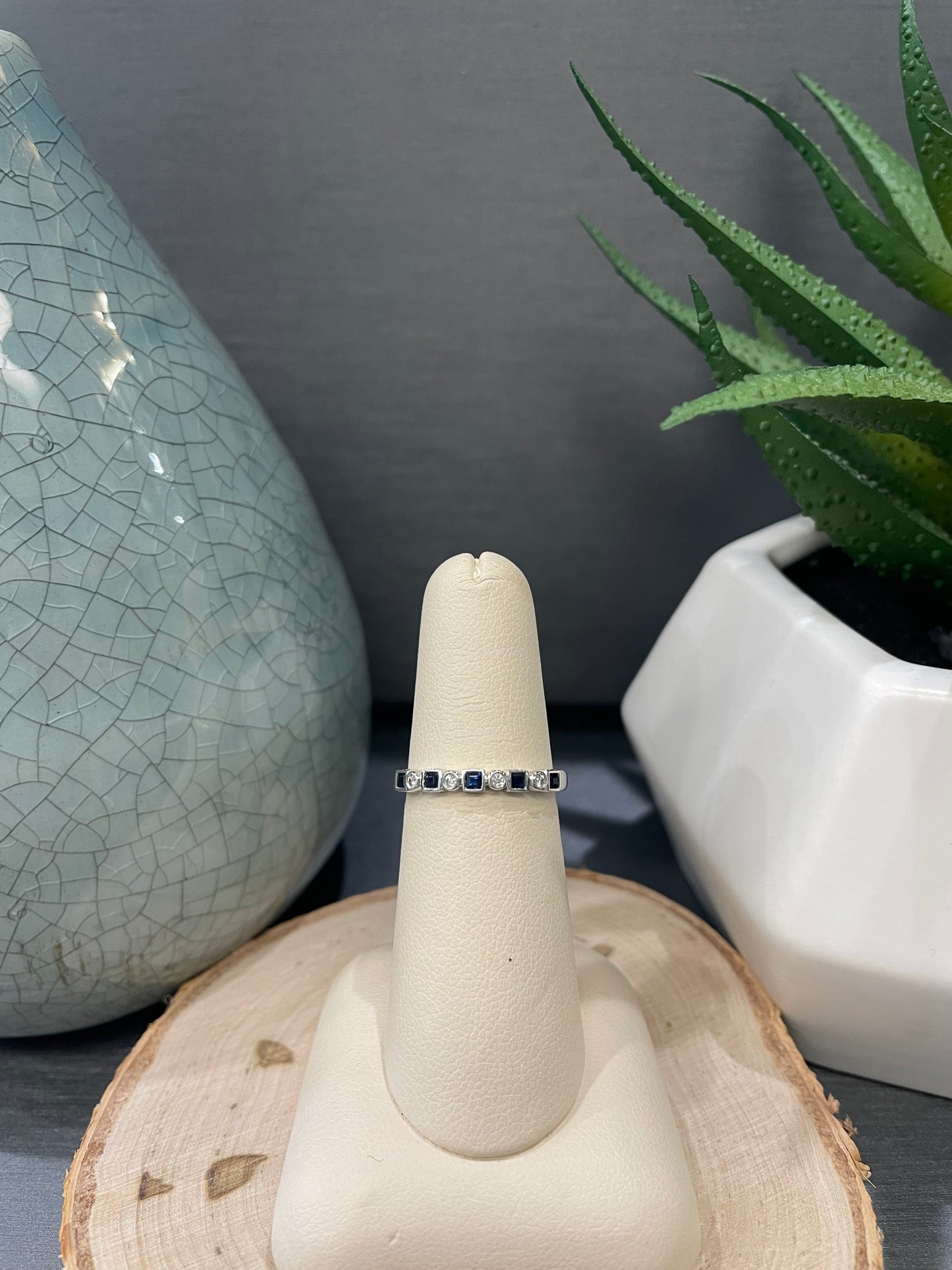 10k White Gold Sapphire Pattern Band