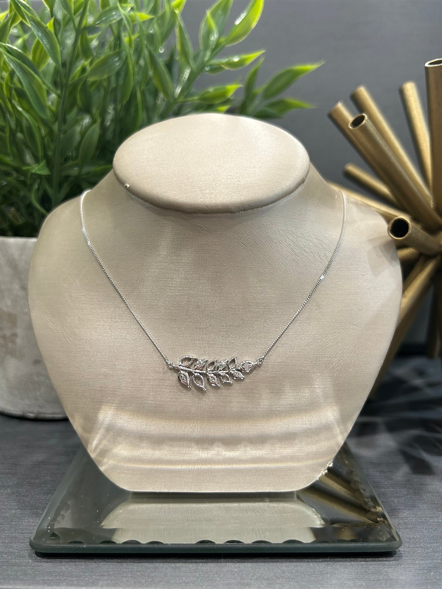 10k White Gold 0.09ctw Diamond Leaf Bar Necklace