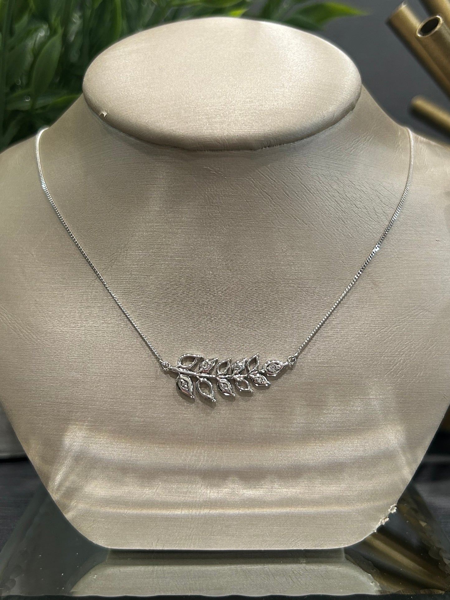 10k White Gold 0.09ctw Diamond Leaf Bar Necklace