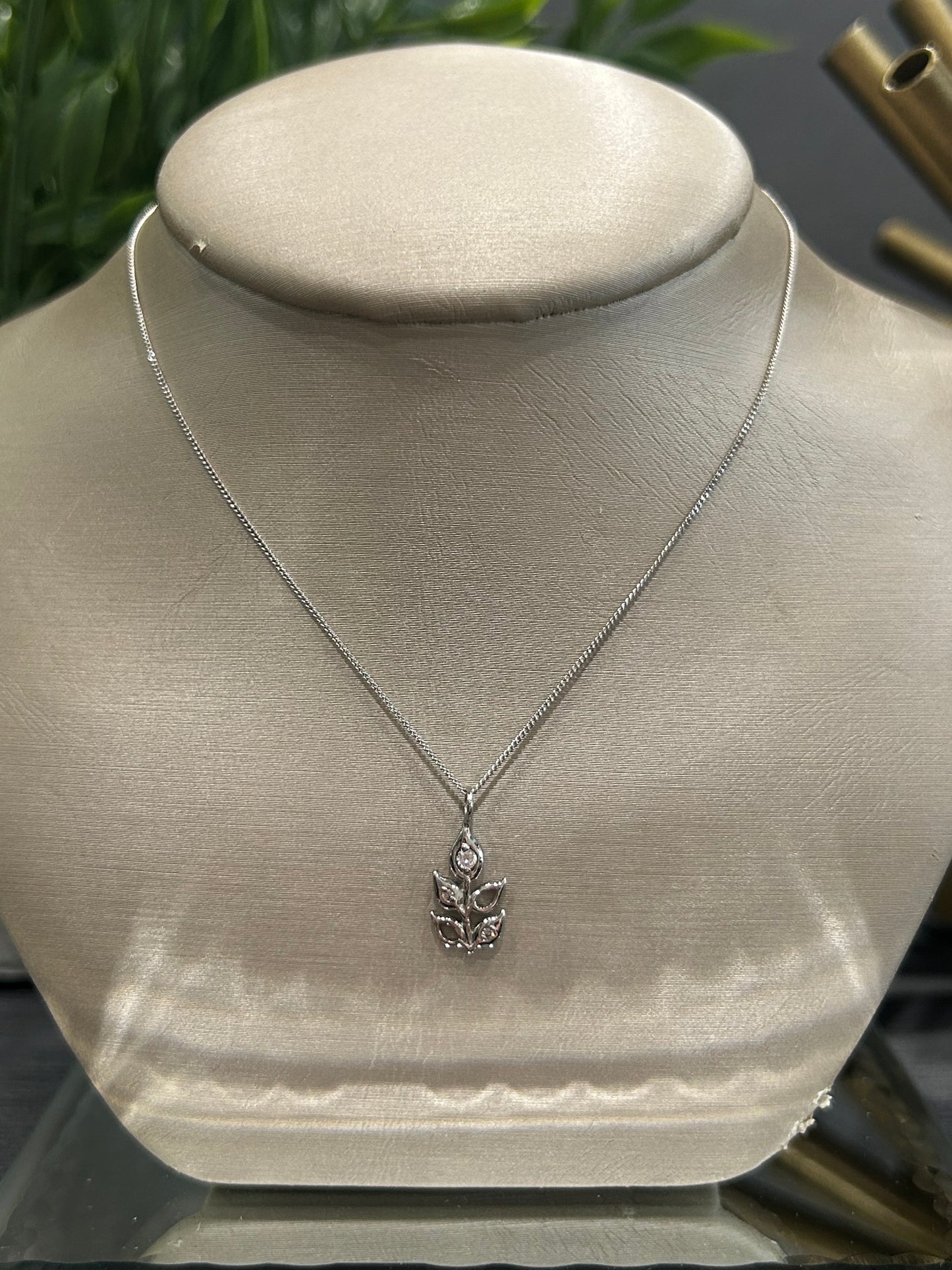 10k White Gold 0.06ctw Diamond Leaf Pendant