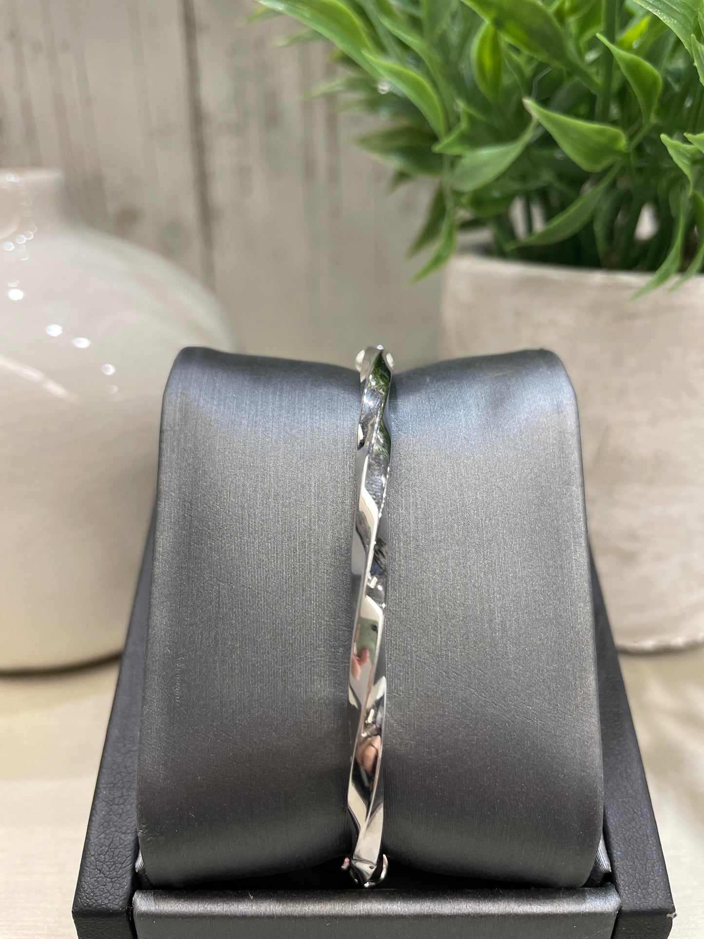 10k White Gold Diamond Cut Twist Bangle