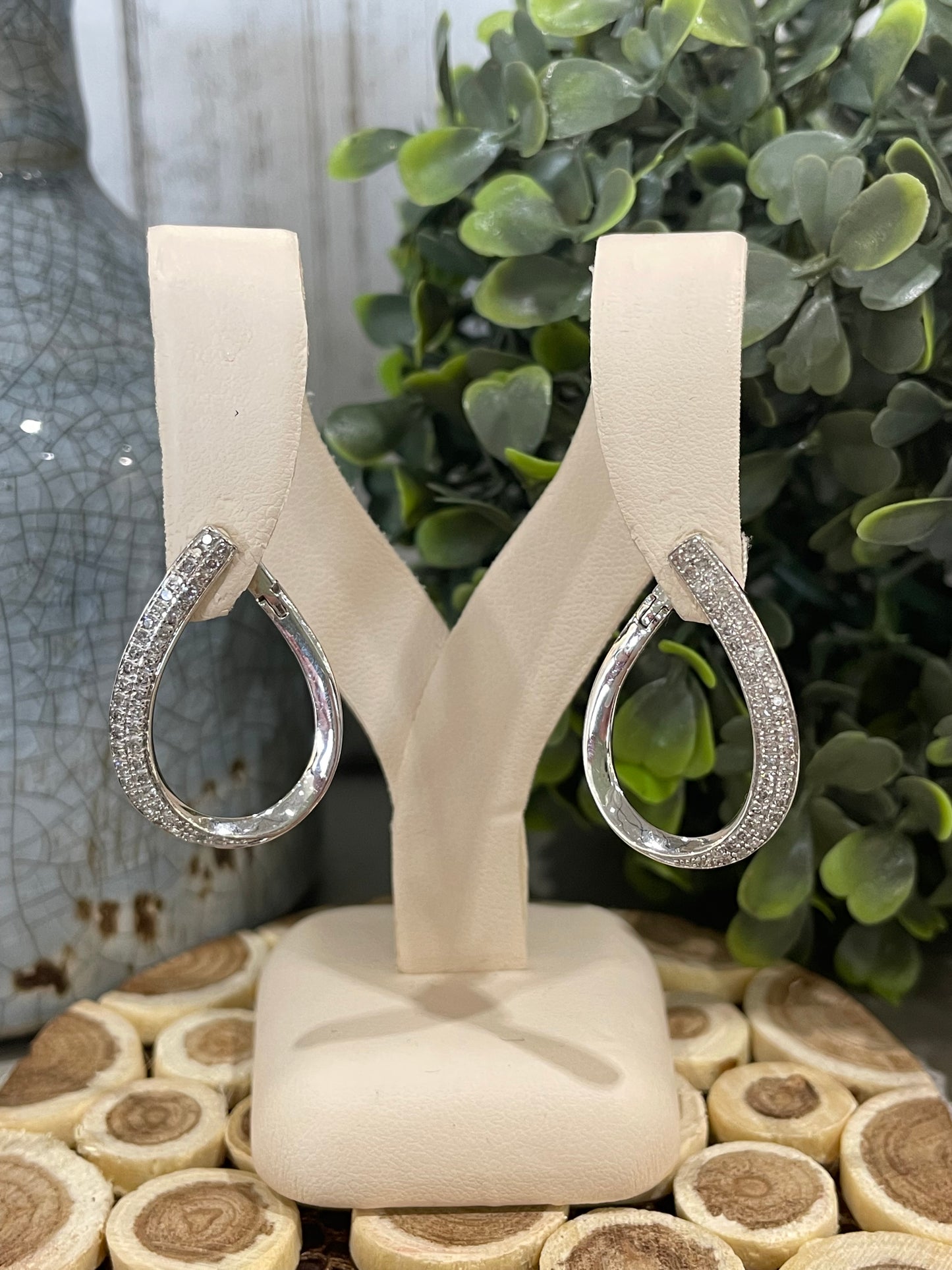 18k White Gold 1.03ctw Diamond Curve Dangle Earrings