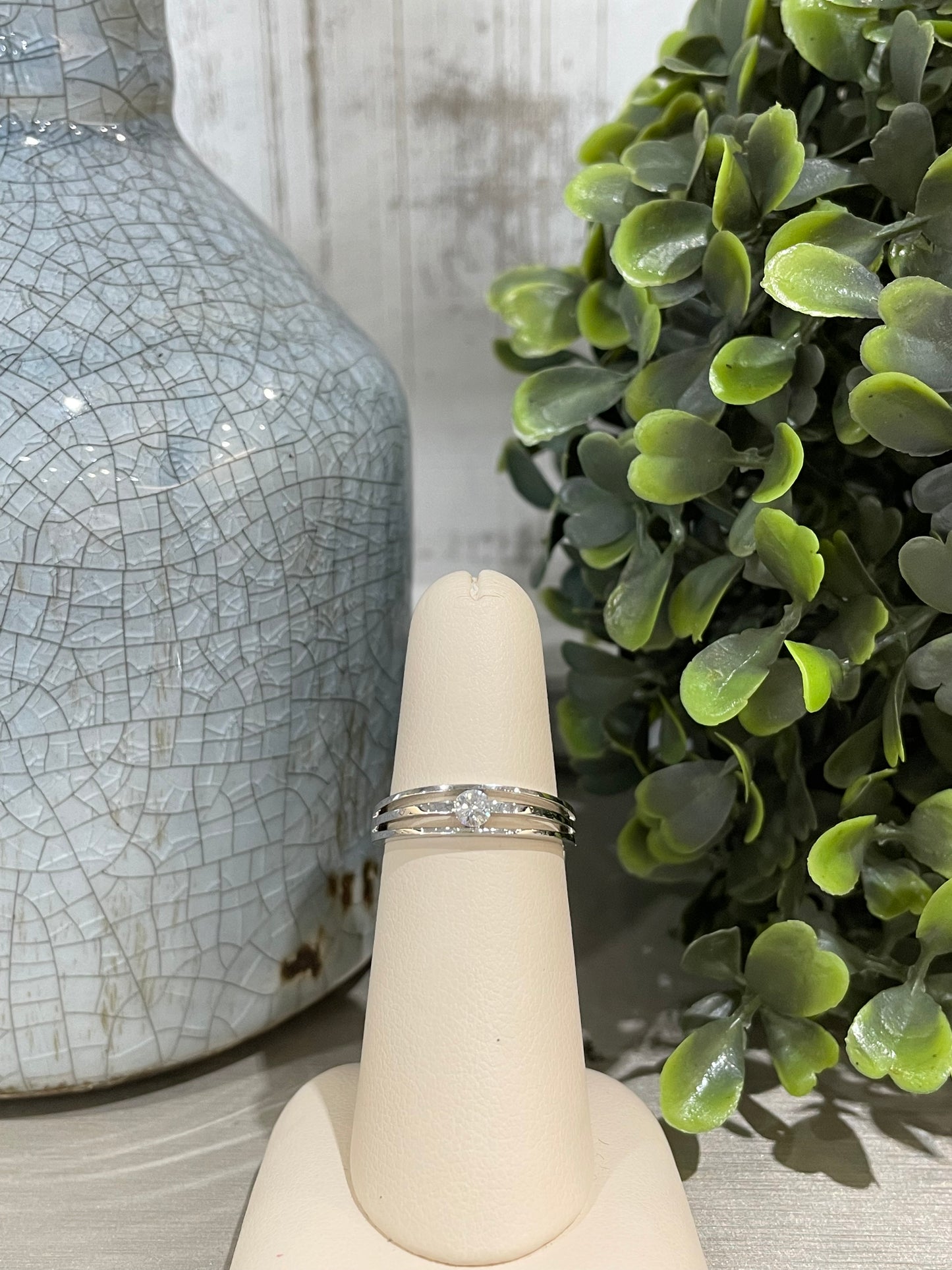 10k White Gold 0.15ct Diamond Split Shank Wedding Band