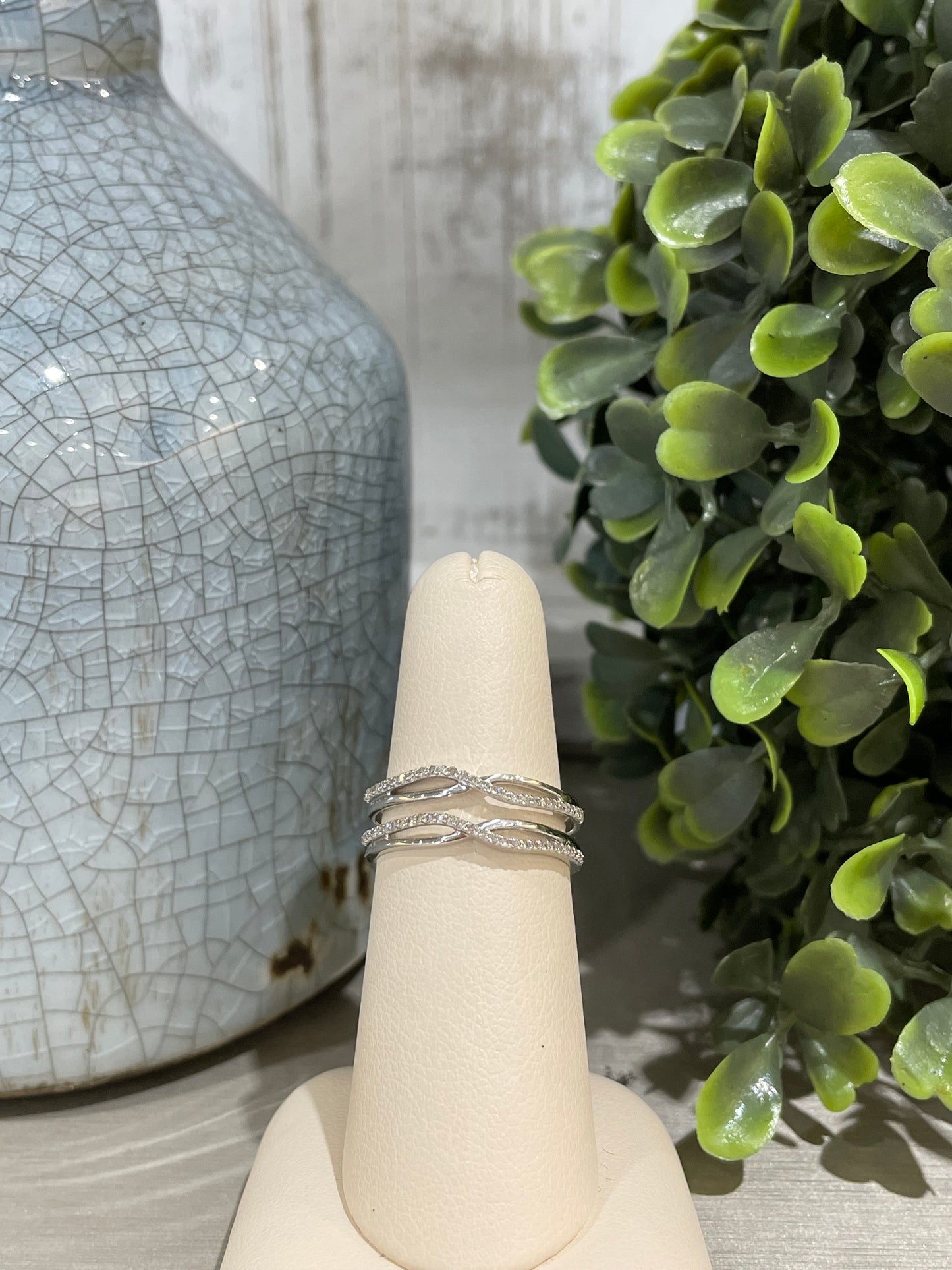 14k White Gold 0.20ctw Diamond Double Crossover Band