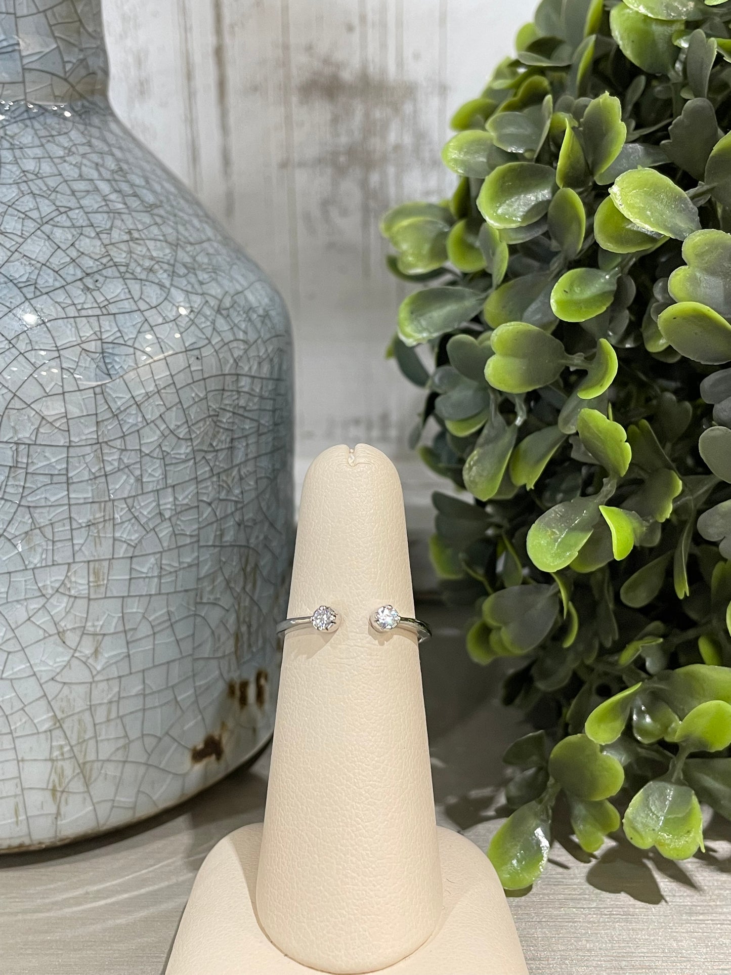 10k White Gold 0.09ctw Diamond Split Band