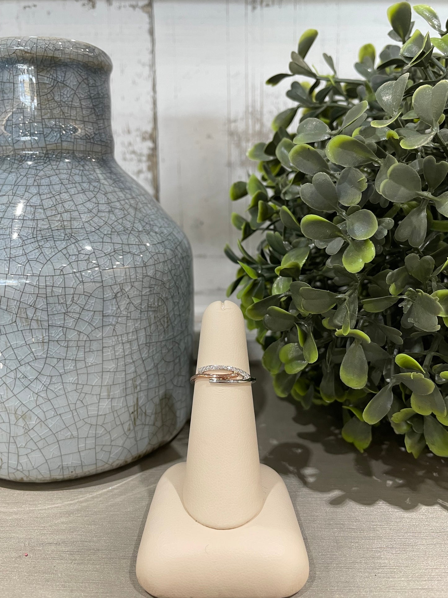 10k Two-Tone 0.06ctw Diamond Overlap Design Ring