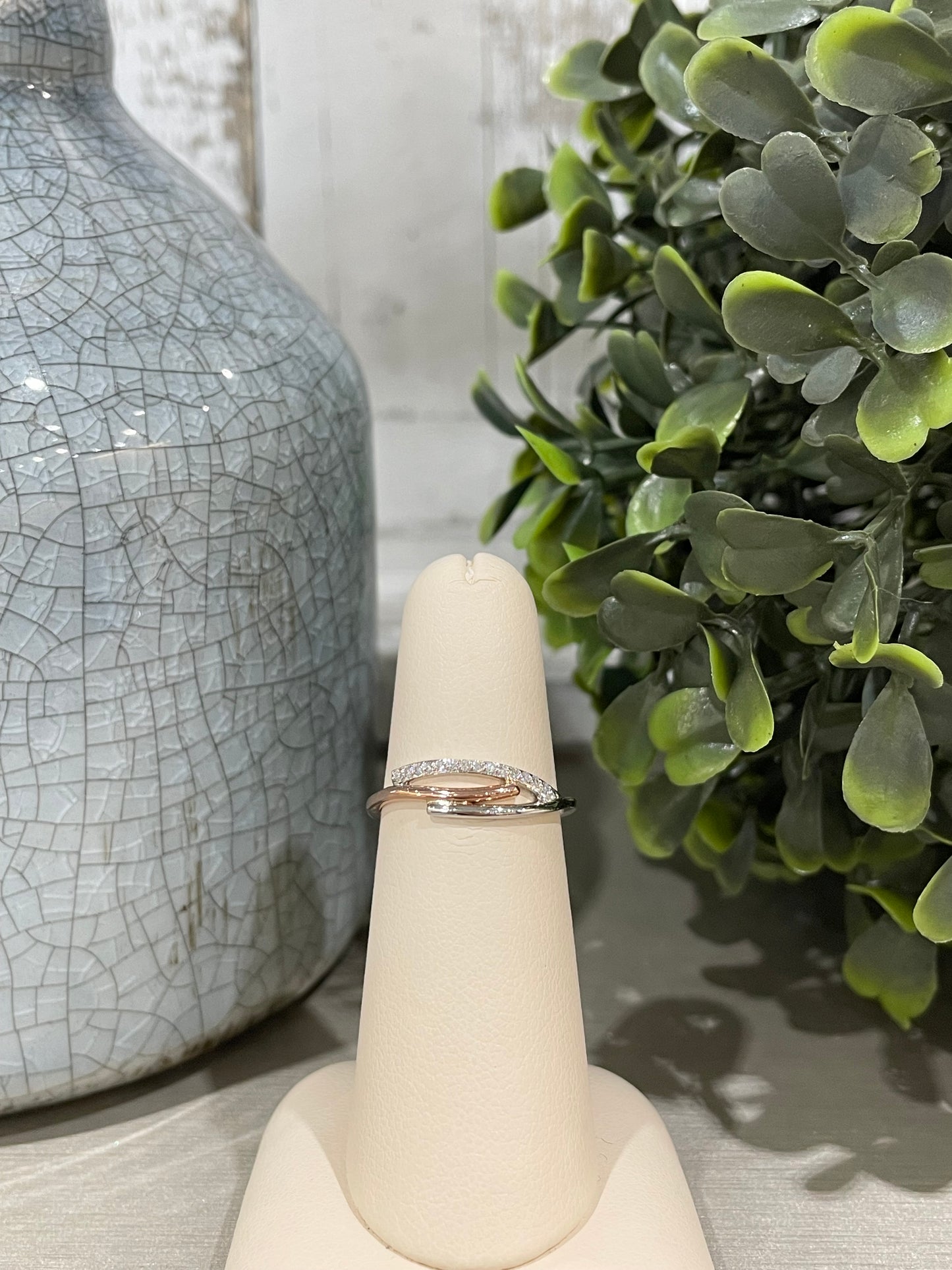 10k Two-Tone 0.06ctw Diamond Overlap Design Ring
