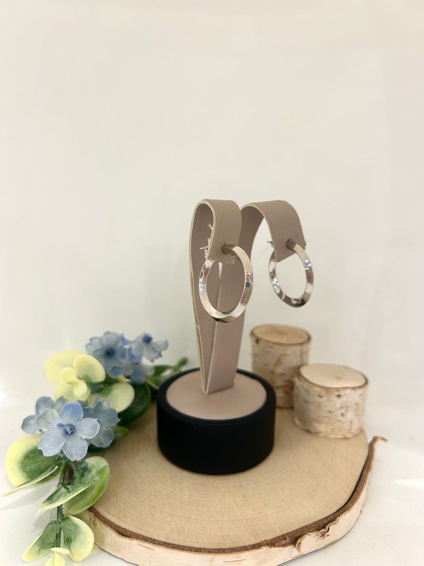 10k White Gold Tapered Edge Hoop Earrings