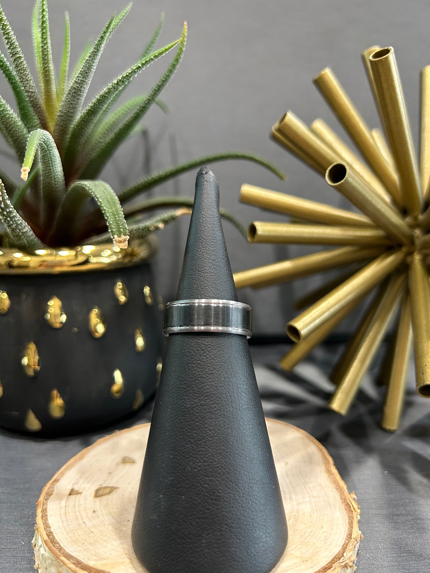 Tantalum 7mm Carbon Fiber Black Center Malo Band