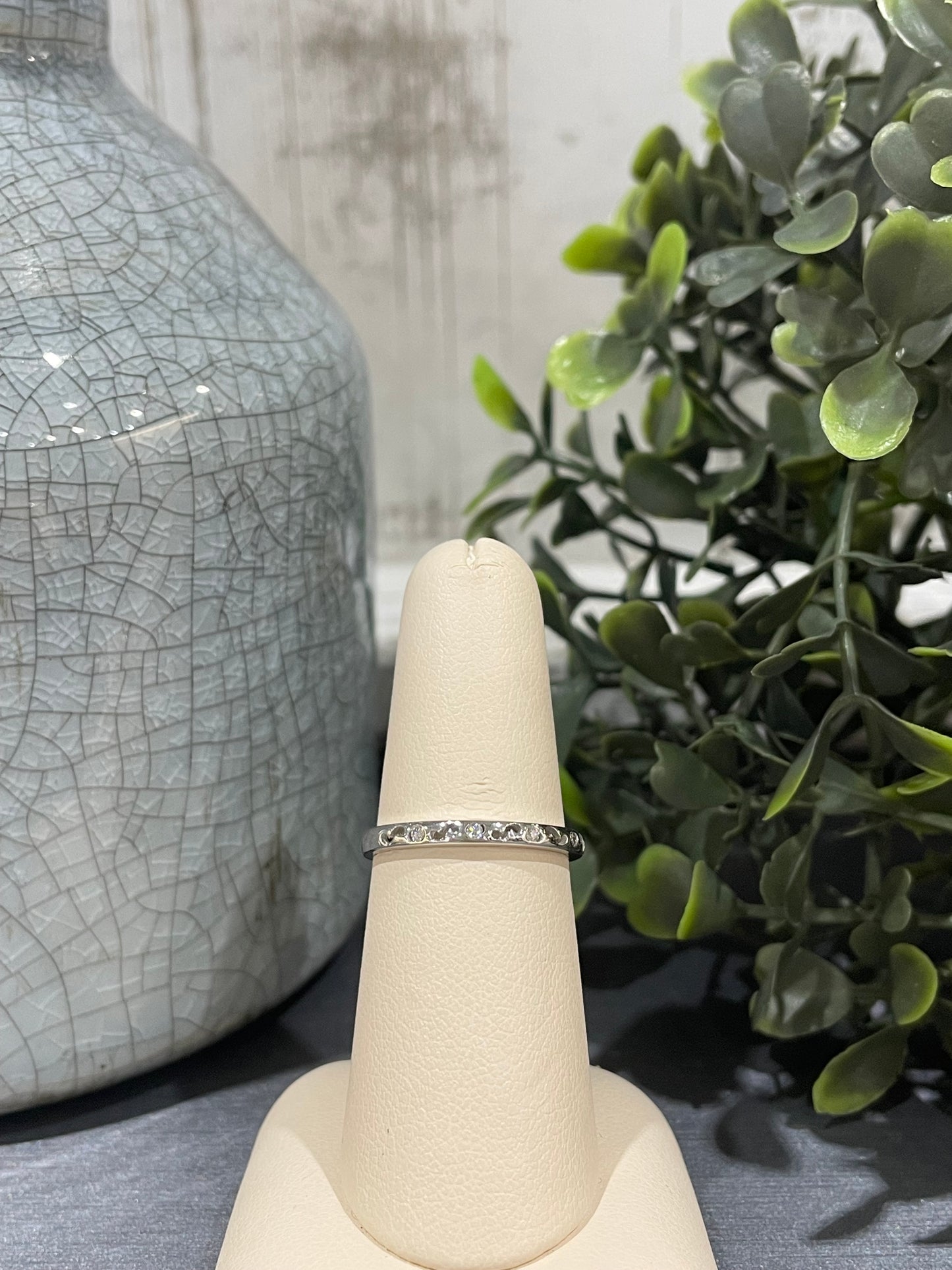 14k White Gold 0.01ctw Squiggle Band